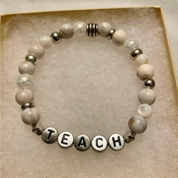 Teach Bracelet word bead bracelet cream with silver details stretch bracelet - Picture 2 of 4